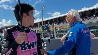 Franco Colapinto y el hombre que lo llevó a Alpine y lo sentó en la butaca: Flavio Briatore, antes de largar en Mónaco.