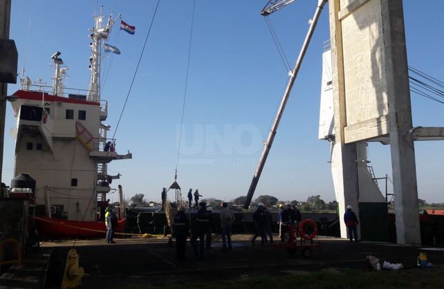 Im&aacute;genes de la carga de cereal en el barco