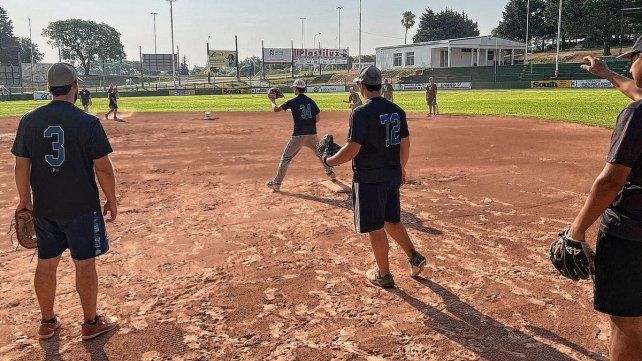 El equipo nacional se prepara para el Mundial de sóftbol en Paraná.