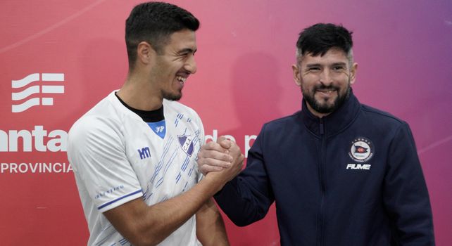 Los protagonistas en la cancha:  Los futbolistas Bruno Cabrera (Argentino ) y Matías Giroldi (Central Córdoba) posan para la foto y el domingo estarán enfrentados en el clásico del ascenso. 