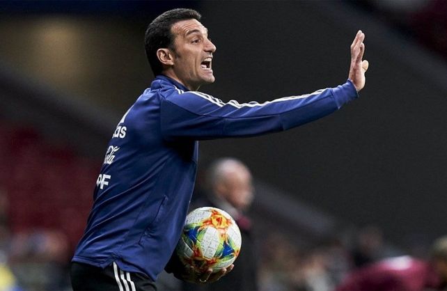 Scaloni espera por la sanción a Messi para dar la lista