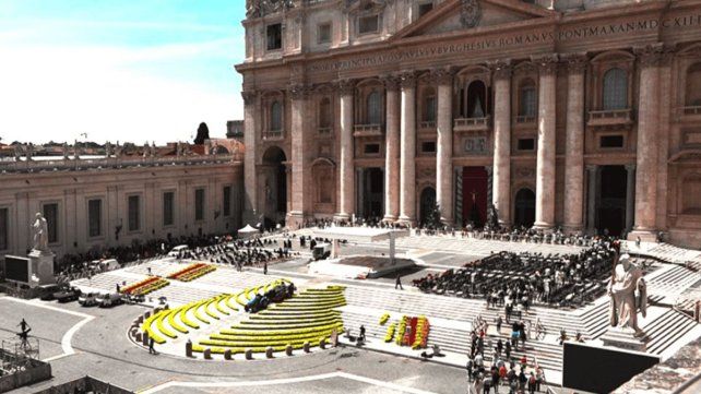 Miles de fieles despiden al papa Francisco en la plaza San Pedro Miles de fieles despiden al papa Francisco en la plaza San Pedro