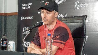 El entrenador de Colón Israel Damonte analiza un posible cambio de esquema para jugar ante Vélez.