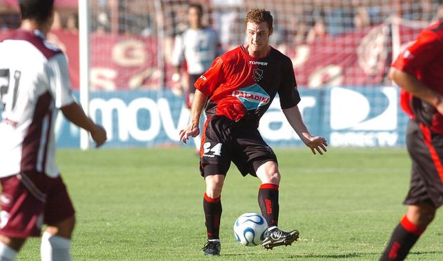 El Colo en su debut en la primera de Newells el 25 de febrero de 2007 ante Lanús.