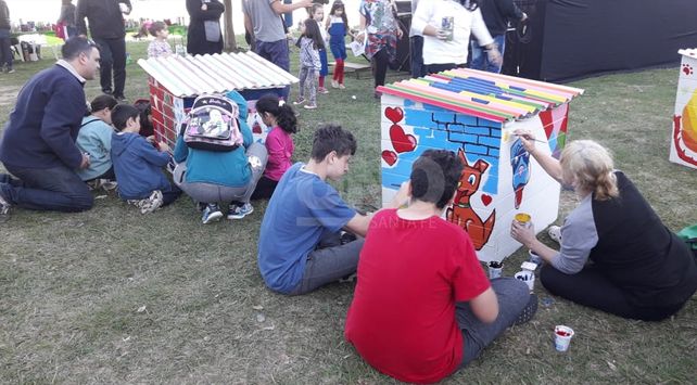 Artistas santafesinos intervinieron cuchas para perros de la calle