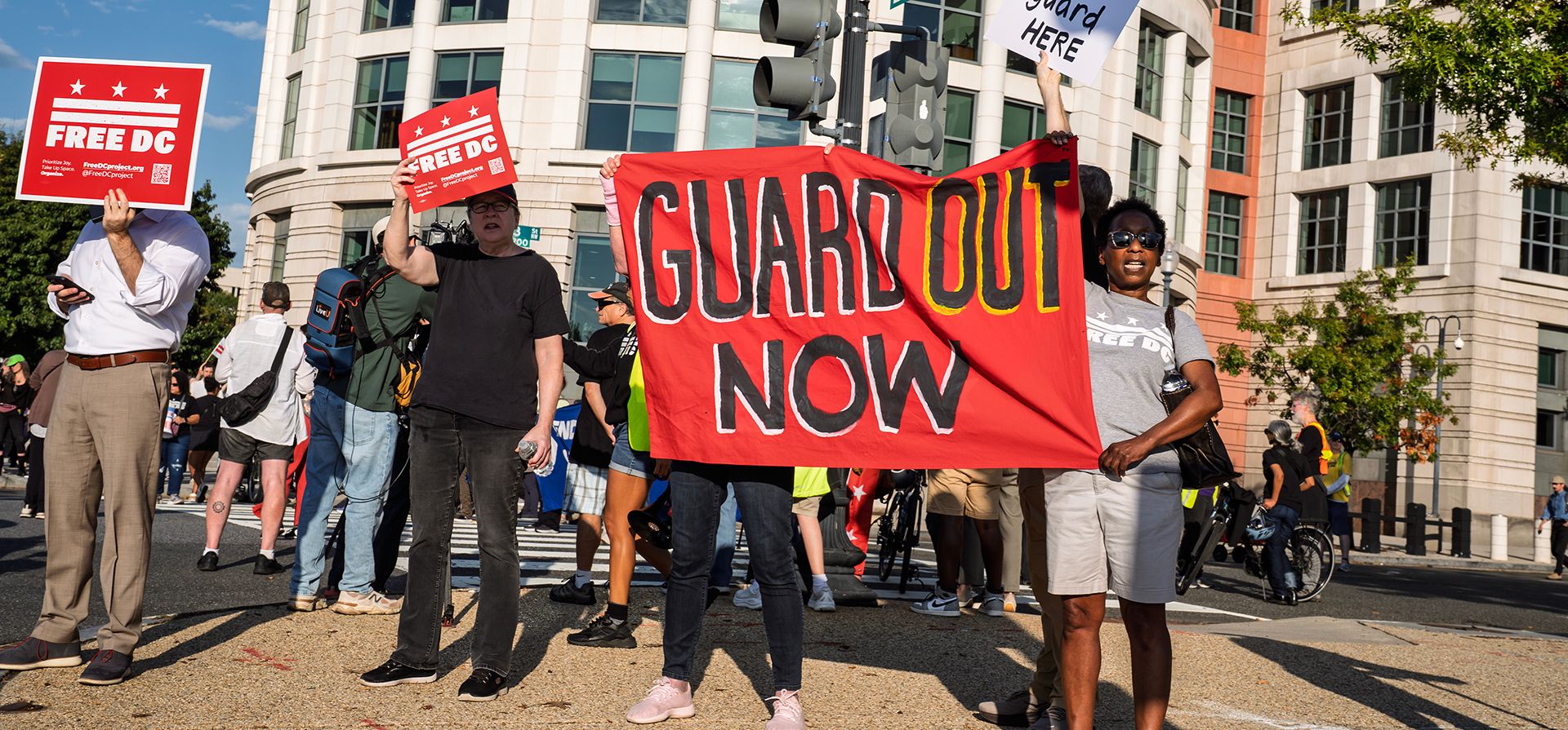 Manifestantes cerca del tribunal federal bloquean el tráfico y exigen la retirada del despliegue de la Guardia Nacional ordenado por el presidente Donald Trump en Washington, el miércoles 14 de octubre de 2026. (Foto AP/J. Scott Applewhite) Manifestantes cerca del tribunal federal bloquean el tráfico y exigen la retirada del despliegue de la Guardia Nacional ordenado por el presidente Donald Trump en Washington, el miércoles 14 de octubre de 2026. (Foto AP/J. Scott Applewhite)