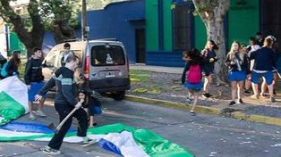 Un hombre corrió con un hacha a un grupo de alumnos que festejaban en la calle