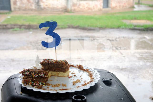 Aniversario. Los vecinos compartieron una torta para celebrar.