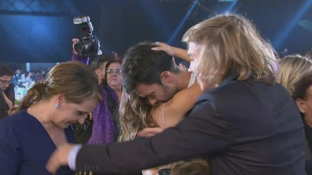 El abrazo entre Lali Espósito y Mariano Martínez al ganar el Martin Fierro.