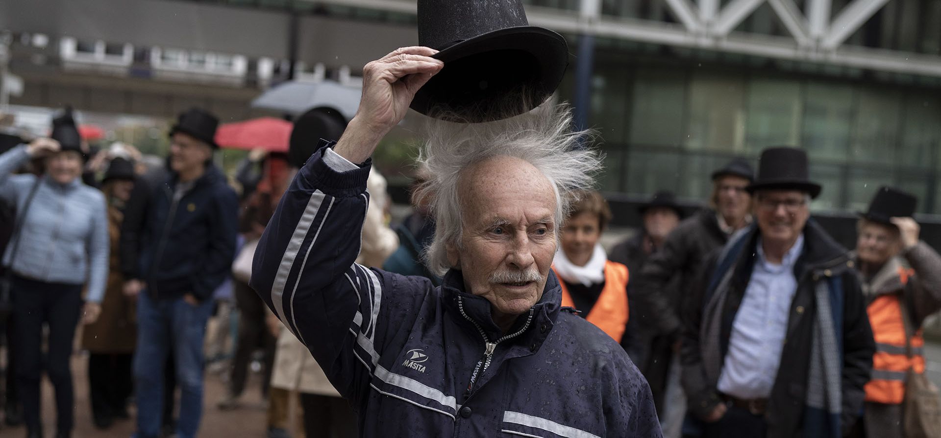 Activistas se quitan el sombrero en una muestra de respeto por las personas que se quitaron la vida en La Haya, Países Bajos, el lunes 10 de octubre de 2022, pidieron la despenalización del suicidio asistido en los Países Bajos y llevaron al estado holandés a los tribunales, argumentando que su prohibición viola las normas a los derechos humanos.