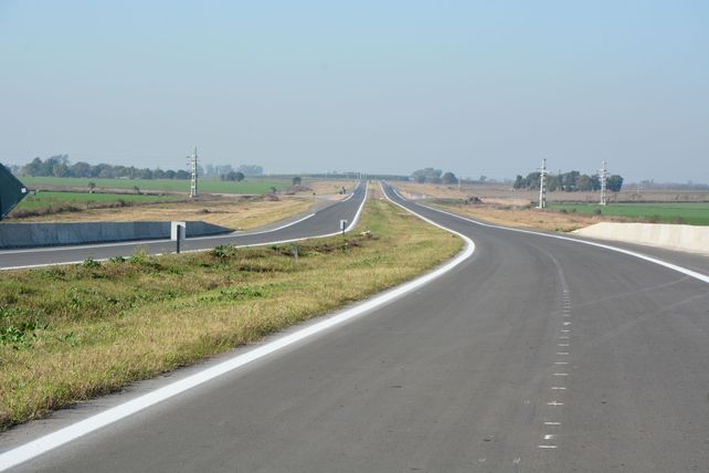 Revisar neumáticos, batería, líquidos y luces antes de viajar en la ruta durante el invierno.