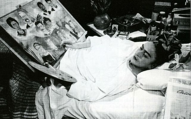 Mujer excepcional. Frida pintando en su cama. La poliomielitis y varios accidentes la inmovilizaron.