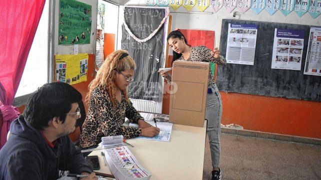 Perlitas electorales: le negaron el saludo a Karina Milei, Espert confundió a su mujer con el chofer y trataron de chorro a Sturzenegger Perlitas electorales: le negaron el saludo a Karina Milei, Espert confundió a su mujer con el chofer y trataron de chorro a Sturzenegger