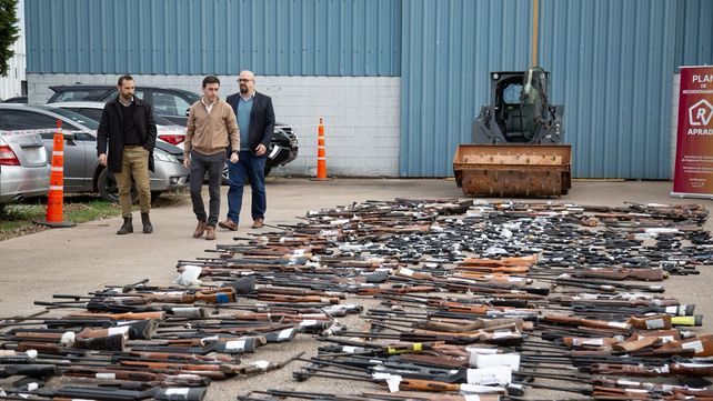 El operativo en Alvear donde se destruyeron casi 800 réplicas de armas de fuego y casi 200 armas blancas