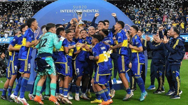 Los pibes de Boca levantando el trofeo.&nbsp;