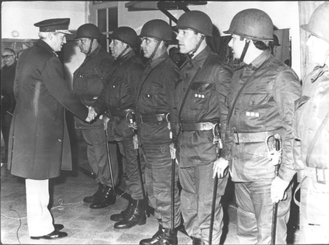 Leopoldo Fortunato Galtieri saluda a la tropa.