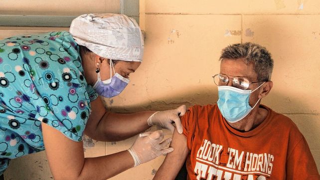 Comenzó el operativo vacunación con segundas dosis en los geriátricos de la provincia de Santa Fe.