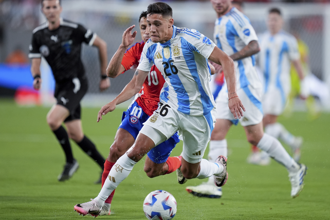 Nahuel Molina fue asitido por Messi y casi anota el primero.