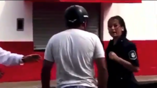 Así reaccionó una policía al recibir un cachetazo