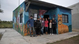 Con una intervención artística, los jóvenes del barrio renovaron la fachada de la Vecinal Scarafía