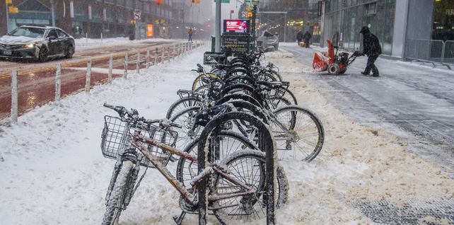 Trabajadores palean las calles nevadas cerca de Union Square durante la tormenta de nieve en Nueva York. Una poderosa tormenta del noreste barrió la costa este el sábado, amenazando con enterrar partes de 10 estados bajo una nieve profunda.