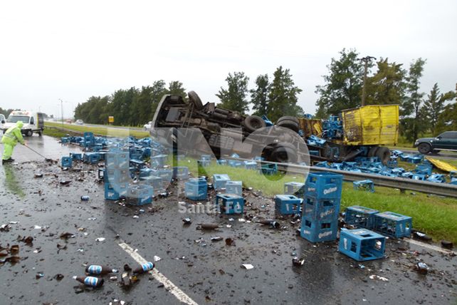 Volcó un camión, frente al hotel Colón,  en la Aut. Santa Fe - Rosario
