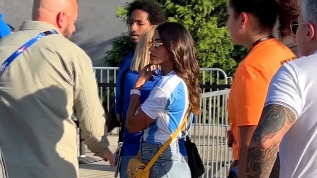 Antonela Roccuzzo hablando con el personal de seguridad en las afueras del estadio antes del comienzo del partido.