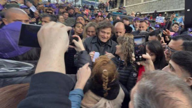 Javier Milei atribuyó las protestas en Ushuaia que obligaron a suspender un acto a una estrategia del kirchnerismo para impedir su presencia en el territorio.