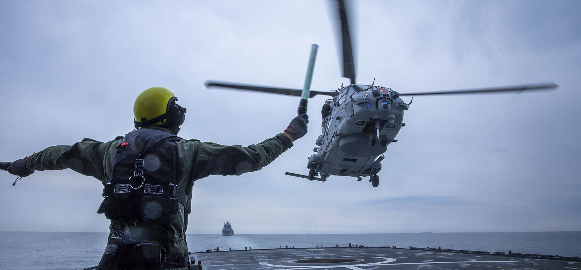 Un soldado permanece en cubierta mientras el canciller alemán, Friedrich Merz, llega en un helicóptero de la marina alemana para su visita a la fragata Un soldado permanece en cubierta mientras el canciller alemán, Friedrich Merz, llega en un helicóptero de la marina alemana para su visita a la fragata