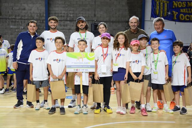 Equipos Sub 10 de la Federación Santafesina de Tenis (FST) que participaron en el Nacional Sub 10 de Venado Tuerto.&nbsp;