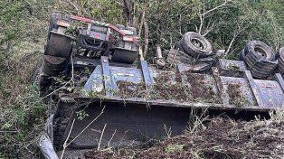 Ruta 6: un camión cayó al cauce del arroyo El Obispo.