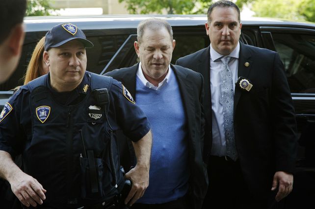 Weinstein es llevado detenido desde la comisaría al tribunal