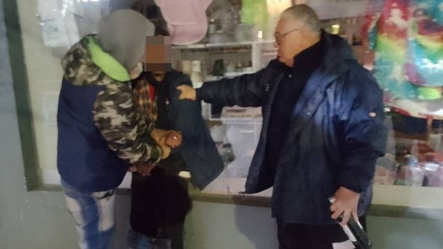 Momento en el que agentes de Control Urbano interceptaron al sospechoso