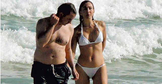 Ingrid Betancourt vive un romance, y no lo esconde en las playas de Miami