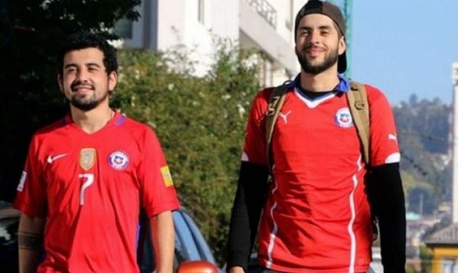 ¡Qué bolu! Dos chilenos iban a pie a Rusia cuando se enteraron de la eliminación