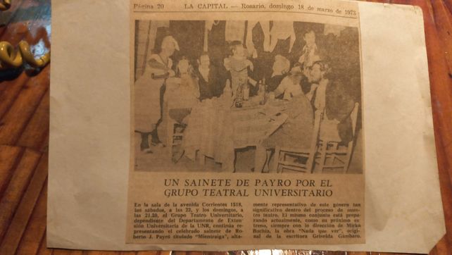 La sección Especáculos del domingo 18 de marzo de 1973 con el anuncio de una función de la obra “Mientraiga”, de Roberto J. Payró, con que se inauguró Caras y Caretas.