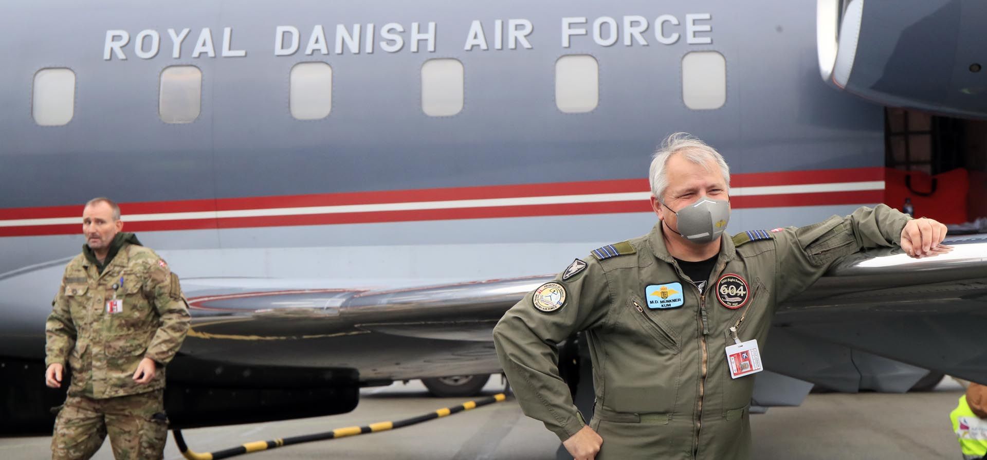 Oficiales posan junto a un Bombardier CL-600-2B16 Challenger 604, un avión Frontex de la UE proporcionado por la Real Fuerza Aérea Danesa y equipado con sensores y radares modernos para respaldar el control de fronteras terrestres y marítimas, en el aeropuerto de Lille Lesquin, en el norte de Francia, el jueves 16 de diciembre. Foto: AP