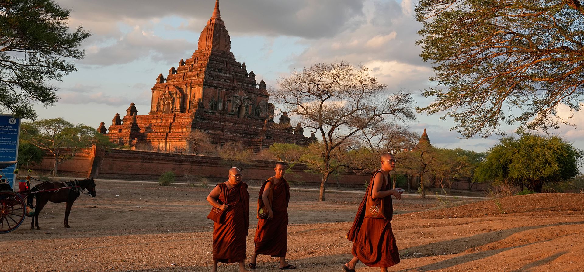 Monjes budistas de Myanmar visitan templos antiguos en el distrito de Bagan Nyaung U, en el centro de Myanmar, el miércoles 13 de mayo de 2026. (Foto AP/Aung Shine Oo)