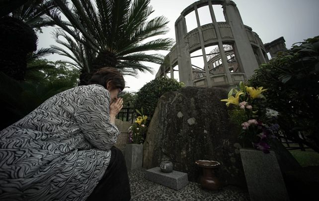 Recordación. Una sobreviviente japonesa reza frente a la emblemática estructura de Hiroshima.