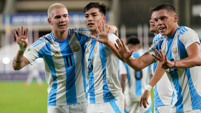 Ian Subiabre (centro) anotó el único gol y lo celebra.&nbsp; Otro triunfo argentino en el hexagonal final del Sudamericano sub-20.