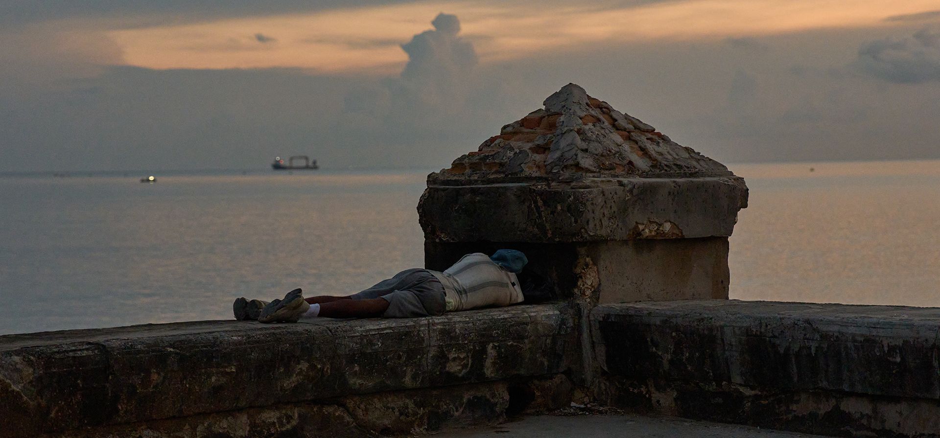 Una persona duerme en el Malecón para escapar del calor de su casa durante un apagón en La Habana, Cuba, antes del amanecer, el miércoles 5 de agosto de 2026. (Foto AP/Ramon Espinosa) Una persona duerme en el Malecón para escapar del calor de su casa durante un apagón en La Habana, Cuba, antes del amanecer, el miércoles 5 de agosto de 2026. (Foto AP/Ramon Espinosa)