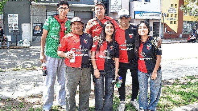 Todo el color y pasión de los hinchas de Colón para el partido ante Estudiantes (BA)