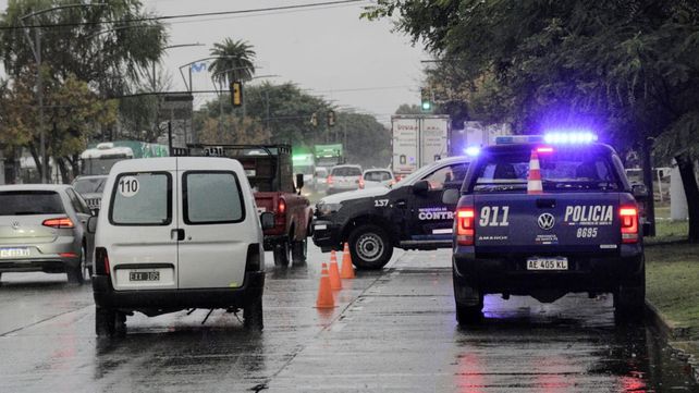 Las intensas lluvias de este viernes complicaban las tareas de controles.