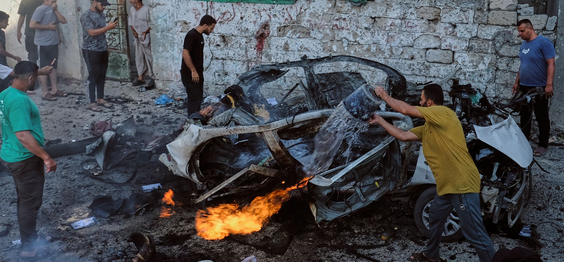 Varios palestinos intentan extinguir el fuego en un coche tras un ataque militar israelí en Ciudad de Gaza, el domingo 2 de agosto de 2026. (AP Foto/Jehad Alshrafi) Varios palestinos intentan extinguir el fuego en un coche tras un ataque militar israelí en Ciudad de Gaza, el domingo 2 de agosto de 2026. (AP Foto/Jehad Alshrafi)