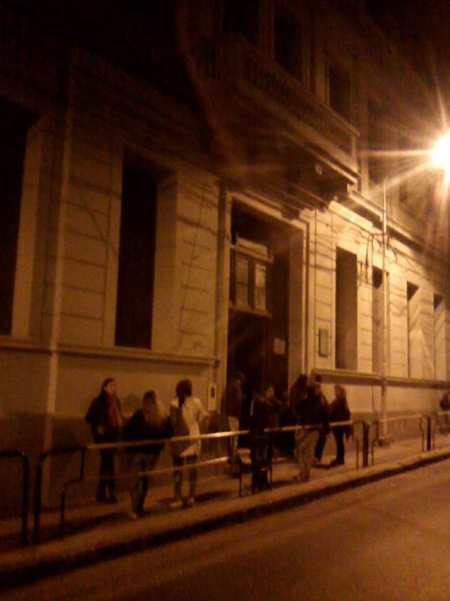 La comunidad de la escuela en la puerta del edificio sin luz.