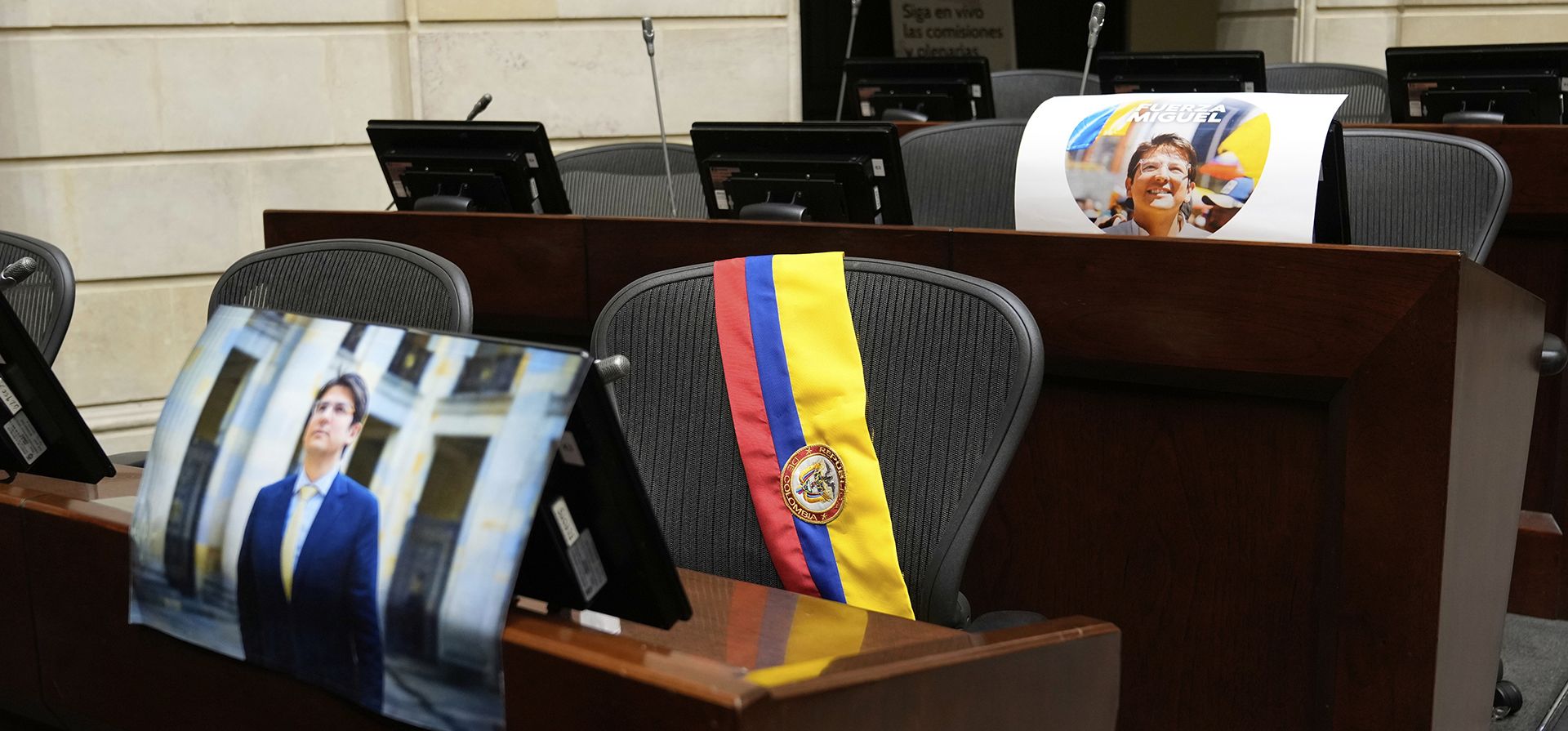 Una fotografía del senador opositor Miguel Uribe es colocada en su escaño en el Congreso en Bogotá, Colombia, el lunes 11 de agosto de 2025, después de su muerte más de dos meses después de recibir un disparo durante un mitin político. (AP Foto/Fernando Vergara) Una fotografía del senador opositor Miguel Uribe es colocada en su escaño en el Congreso en Bogotá, Colombia, el lunes 11 de agosto de 2025, después de su muerte más de dos meses después de recibir un disparo durante un mitin político. (AP Foto/Fernando Vergara)