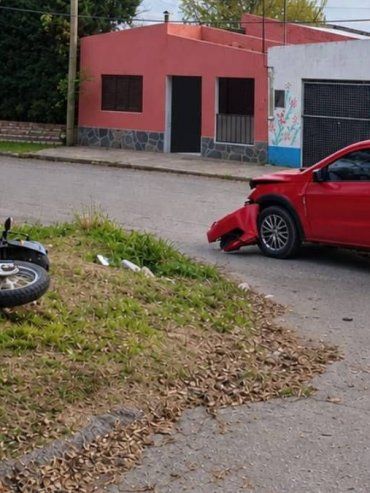 Victoria: un joven motociclista sufrió una grave fractura en un choque