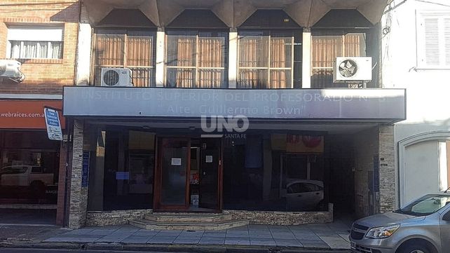 Instituto Almirante Guillermo Brown. El anexo funciona en pleno centro santafesino. El contrató de alquiler finaliza a finales de abril. Crece la incertidumbre de docentes