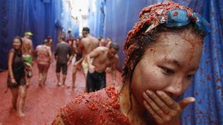 M&aacute;s de 45.000 personas pusieron el pecho en una guerra al rojo vivo a puro tomatazo