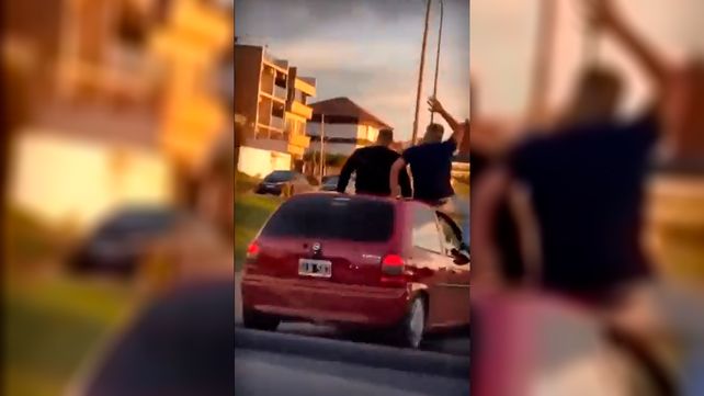 Llevaba a dos personas en el techo de un auto: piden sanción